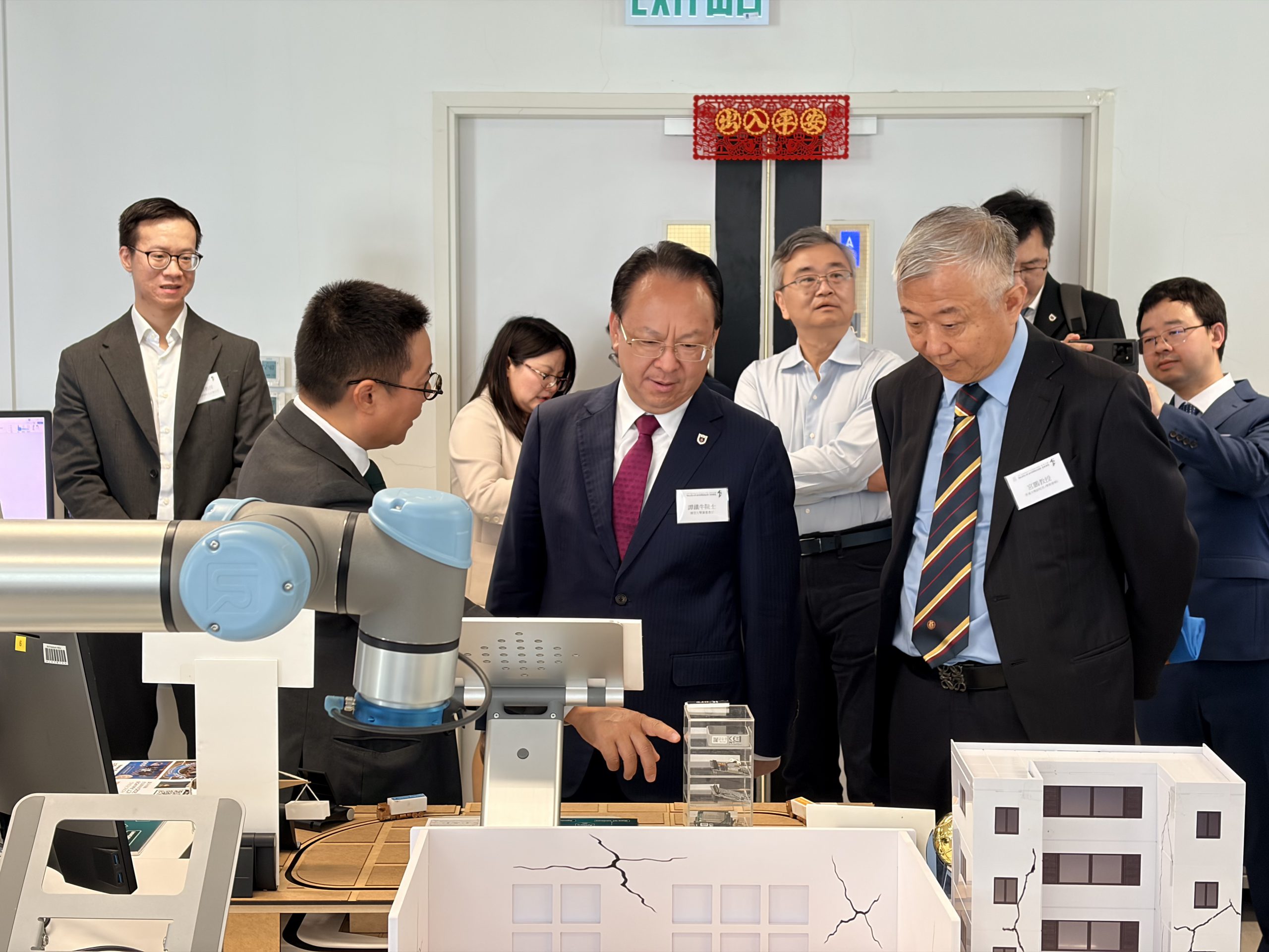 Professor Tan Tieniu and Nanjing University delegates visited iLab!